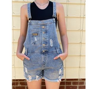 Short ripped overalls